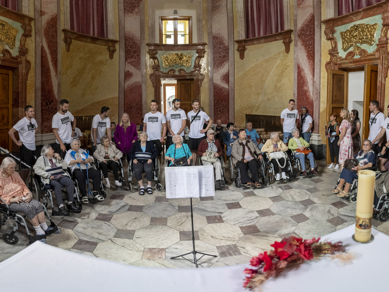Hráči v roli Ježíškových vnoučat na Zámku Kravaře