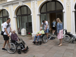 Hráči v roli Ježíškových vnoučat na Zámku Kravaře