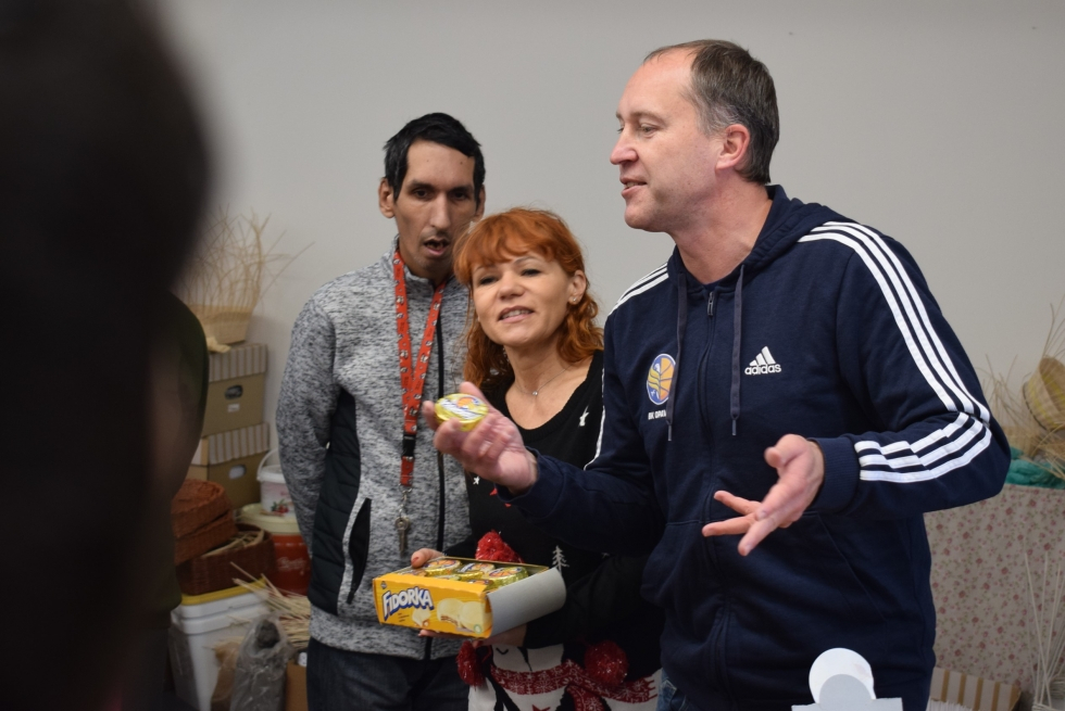 Trenér Petr Czudek naděloval na vánočním večírku Radosti BK OPAVA