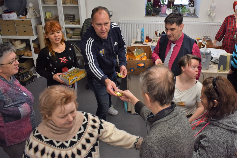 Trenér Petr Czudek naděloval na vánočním večírku Radosti BK OPAVA