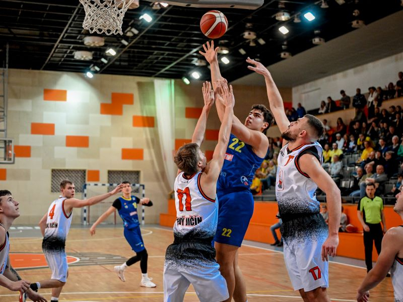 Trojková smršť přinesla postup