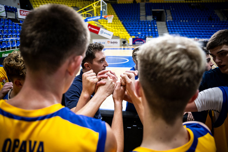 Sedmnáctka zvládla derby a drží se na skvělém třetím místě