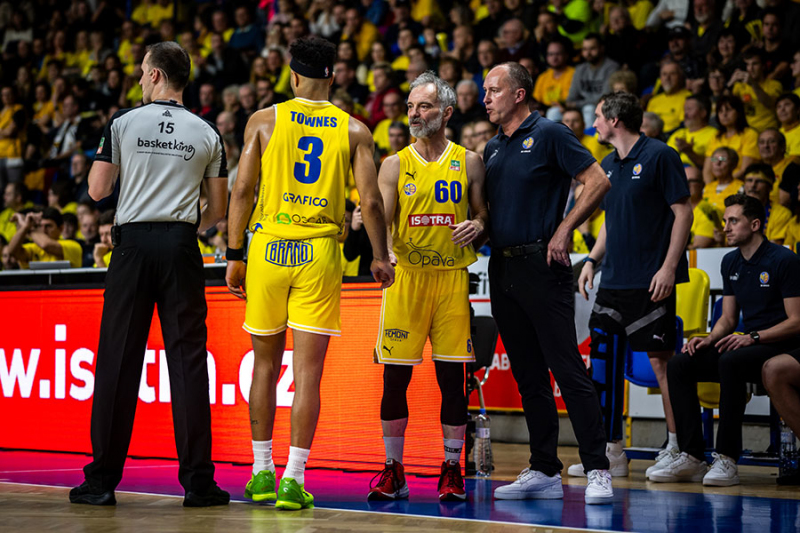 Ivan Trojan pomohl Opavě k výhře. Vyprodaná hala viděla parádní zápas