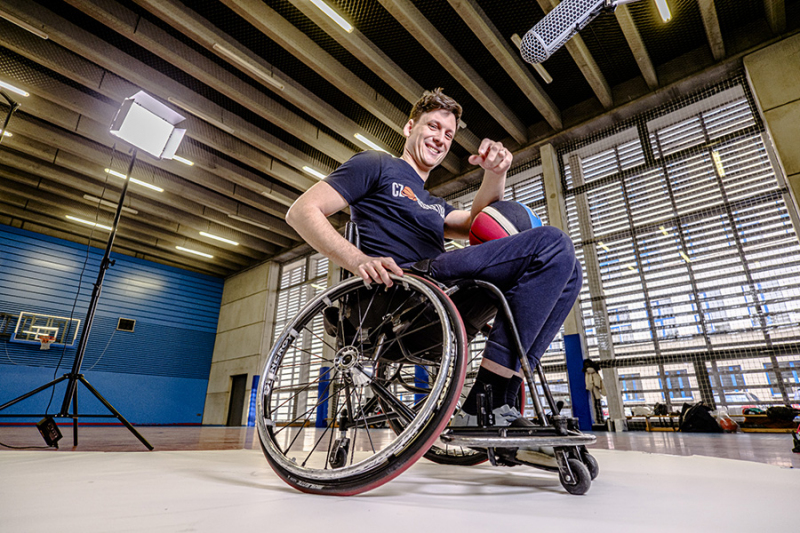 Projekt Bez faulu letos pomůže mladému basketbalistovi na vozíku a týmu Pražských jezdců