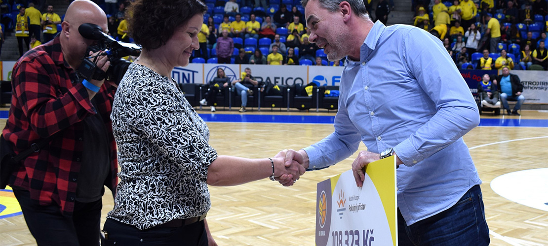 Šek za dražbu dresů předali basketbalisté hospici na palubovce