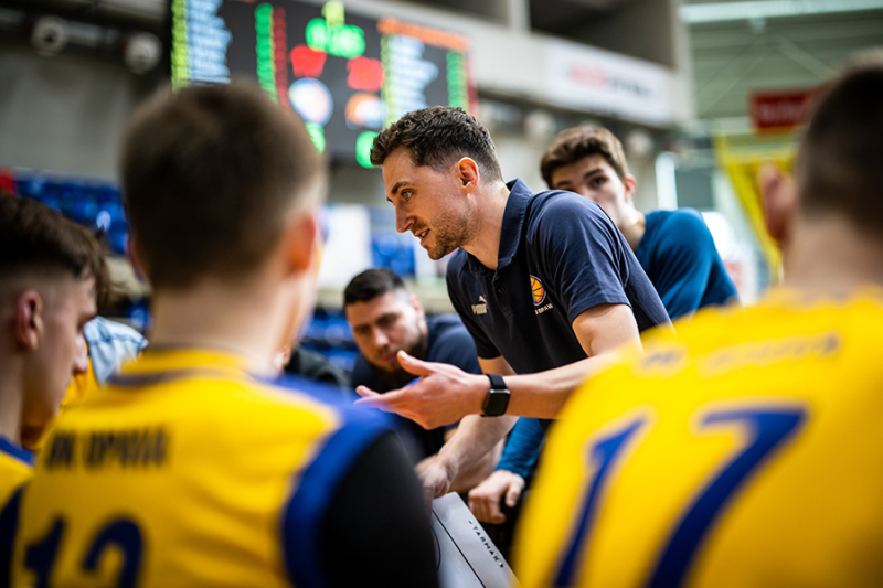 Sedmnáctka v tvrdé přípravě, trenér Zach vítá dvě posily