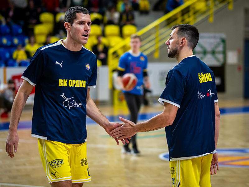 Basketbal je teď na druhé koleji. Tým to ještě více stmelí, řekl Luděk Jurečka.