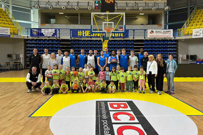 Krásná práce v hale. Naši kluci učili basketbalu děti z mateřské školy