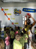 Krásná práce v hale. Naši kluci učili basketbalu děti z mateřské školy