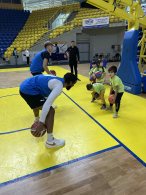 Krásná práce v hale. Naši kluci učili basketbalu děti z mateřské školy