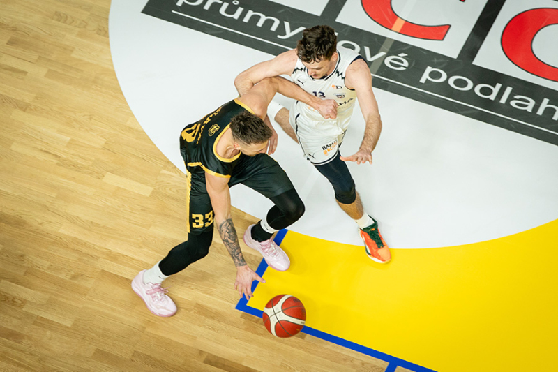 Vítězství bereme všemi deseti, řekl Slavík. Pod stromečkem našel ústní sprchu