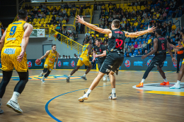 Opava držela s Nymburkem krok v prvním poločase, favorit udeřil trojkami