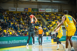 Opava držela s Nymburkem krok v prvním poločase, favorit udeřil trojkami