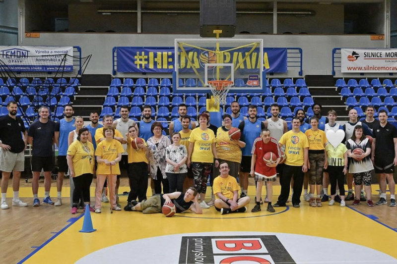 Opavští basketbalisté měli vzácnou návštěvu, naladili se na bronzovou bitvu