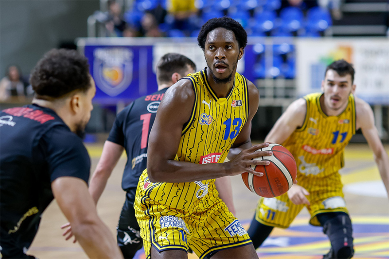 Americký pivot Clevon Brown si angažmá v Opavě užívá a věří v zisk bronzové medaile