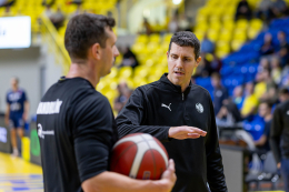 Parádní třetí čtvrtina a zlepšená obrana přinesly první výhru v sezoně