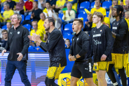 Parádní třetí čtvrtina a zlepšená obrana přinesly první výhru v sezoně