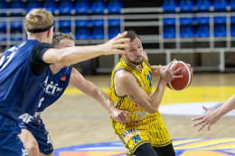Parádní třetí čtvrtina a zlepšená obrana přinesly první výhru v sezoně
