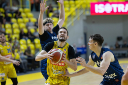 Parádní třetí čtvrtina a zlepšená obrana přinesly první výhru v sezoně