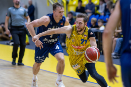 Parádní třetí čtvrtina a zlepšená obrana přinesly první výhru v sezoně
