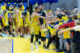 Parádní třetí čtvrtina a zlepšená obrana přinesly první výhru v sezoně